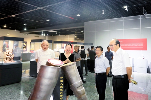 瓷映烽火照初心：抗戰勝利80週年陶瓷展裏的家國記憶與時代迴響