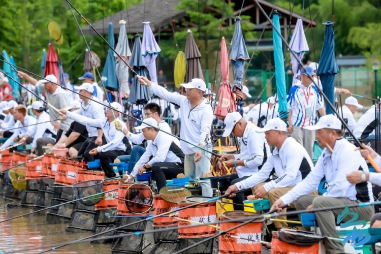體旅融合繪贛鄱新景 戶外盛會激産業動能——2025年江西省戶外運動和體育産業發展大會圓滿落幕_fororder_圖2 2025中華釣鯽精英賽現場