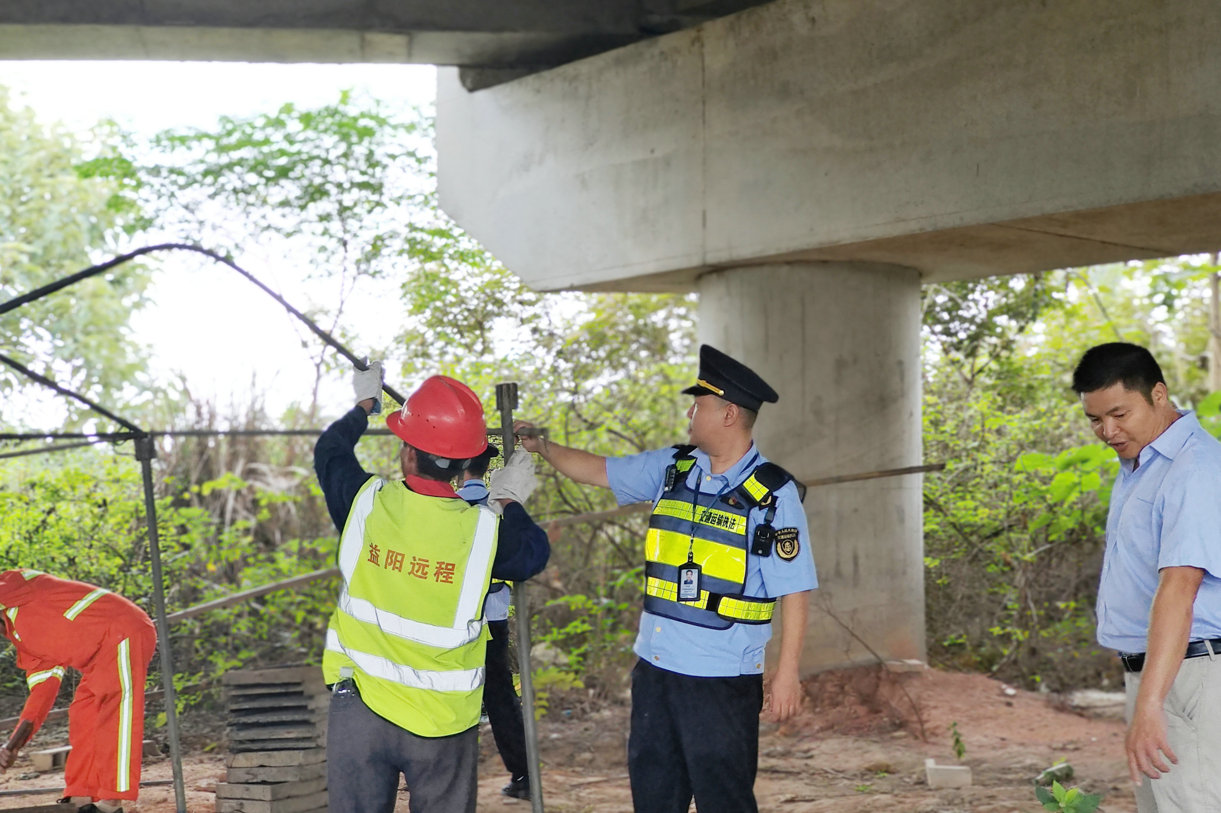 江西省交通運輸執法局一支隊：抓早、從嚴、落細，全力備戰“十四五”迎國評大考_fororder_執法人員聯合養護部門對違章建築進行拆除