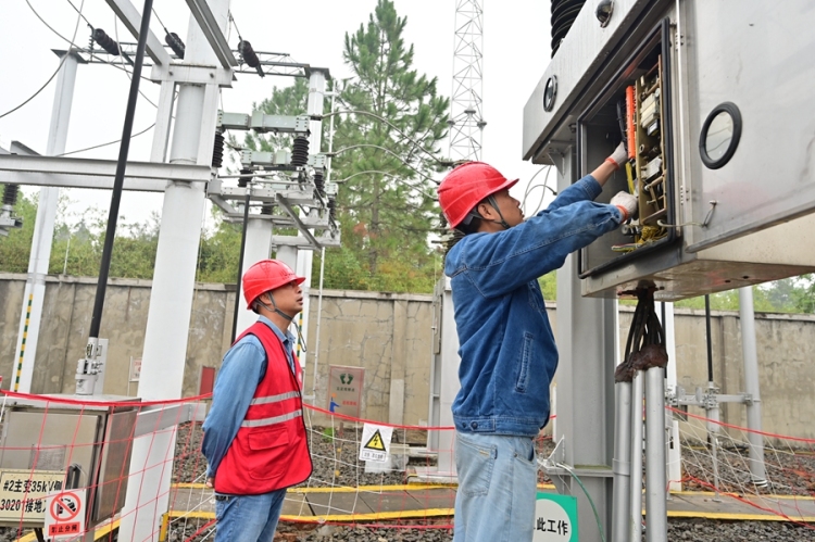 國網豐城市供電公司：精修細養 築牢電網“安全墻”_fororder_微信圖片_20251101130803