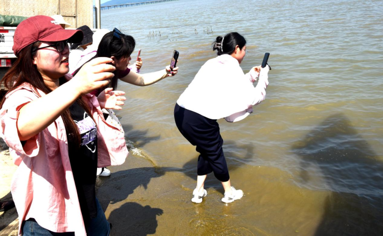 江西湖口：網絡達人打卡政府開放日 一場增殖放流激活生態共治“流量密碼”_fororder_圖片23