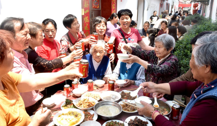 江西樂平：鄰裡相親 共祝母親節_fororder_圖片1