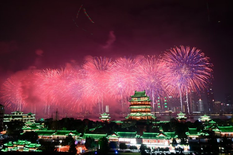 江西南昌舉辦迎春煙花秀_fororder_微信圖片_20260218113032