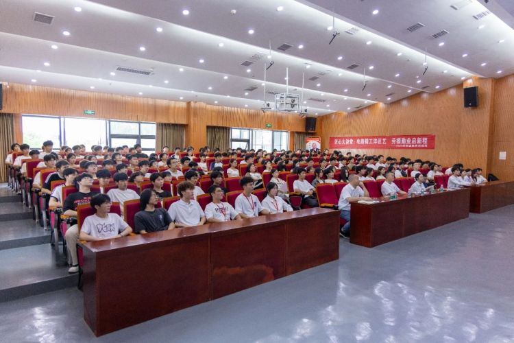 聚焦職業教育活動周：吉安職業技術學院舉辦“輝煌的電子電路行業”專題講座_fororder_微信圖片_20250512110506