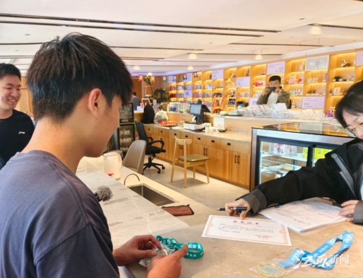 撿瓶子也能兌換獎品！廣西大學生“特種兵” 夜爬武功山獲“環保先鋒”稱號