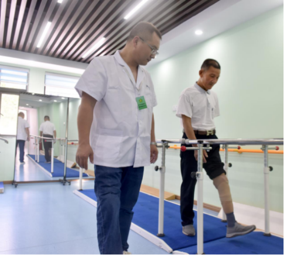 江西樂平：精準適配假肢 為殘疾人解憂重塑生活信心_fororder_量體裁衣解“心愁”(1)1256