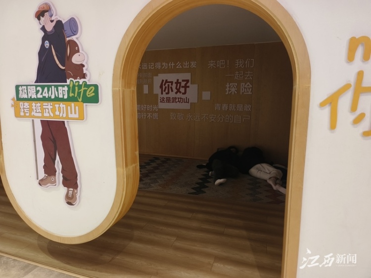 撿瓶子也能兌換獎品！廣西大學生“特種兵” 夜爬武功山獲“環保先鋒”稱號