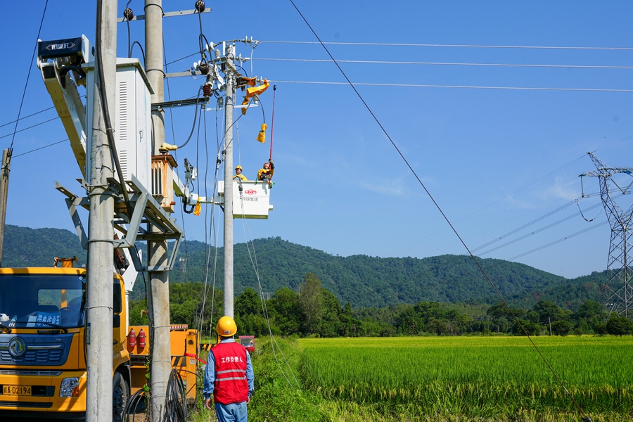 國網靖安縣供電公司：秋檢不從“簡” 帶電不停歇_fororder_微信圖片_20250918113752