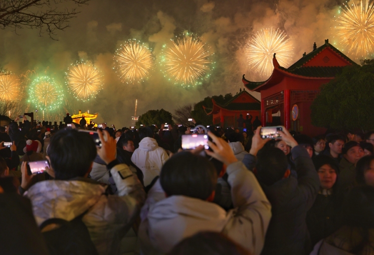 江西南昌舉辦迎春煙花秀_fororder_微信圖片_20260218111707