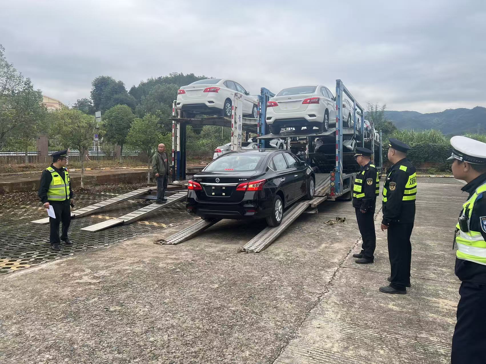 江西省交通運輸執法局八支隊四大隊開展車輛運輸車專項治理聯合執法行動_fororder_微信圖片_20251112164020