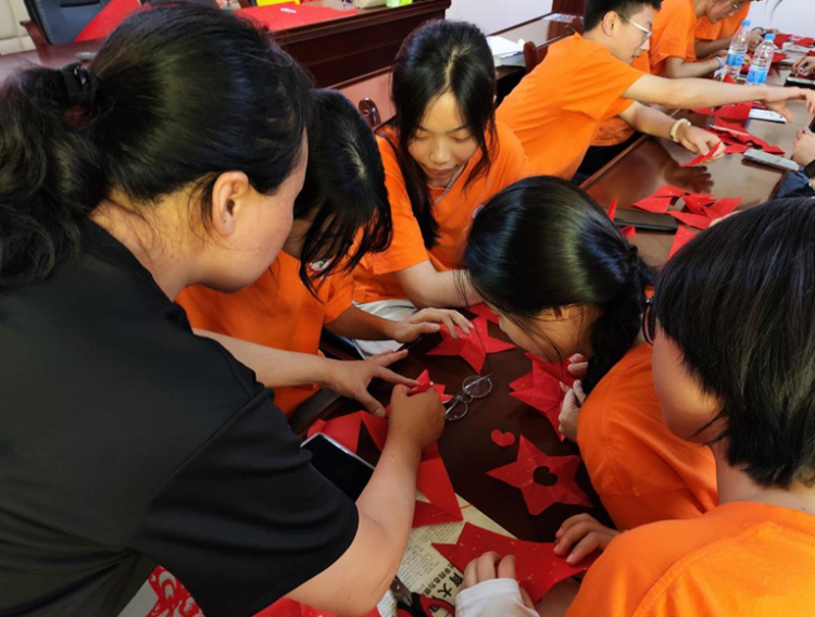 撫州幼兒師範高等專科學校三下鄉團隊沉浸式感悟非遺魅力_fororder_圖片2