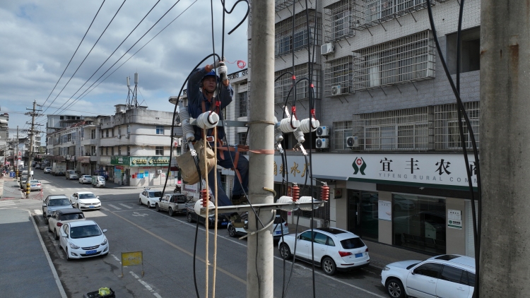 國網宜豐縣供電公司：線路遷改“讓道”築牢電力根基​_fororder_微信圖片_20251023104354