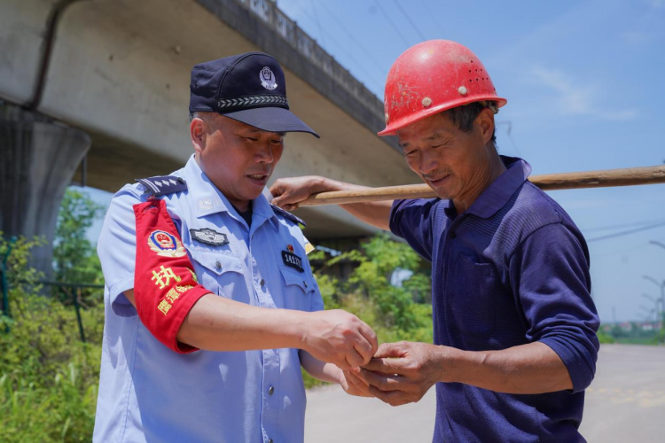 尋找最美線路民警：王堅的三十載護路人生_fororder_圖片10