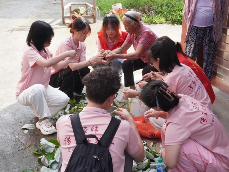 南昌工學院·中國工藝美術大師博物館“三下鄉” 社會實踐團隊： 觸摸夏布肌理 點亮扛燈記憶_fororder_圖片18