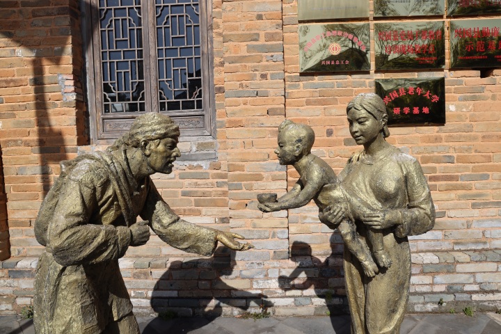 劉啟耀紀念館裏中外青年用光影對話“廉潔豐碑”