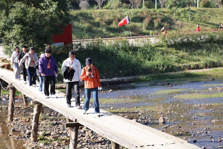 中外青年鏡頭裏，于都的“長征”與“新生”