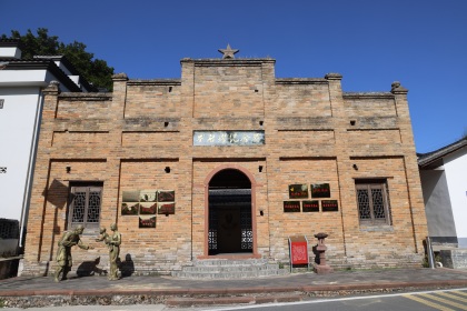 劉啟耀紀念館裏中外青年用光影對話“廉潔豐碑”