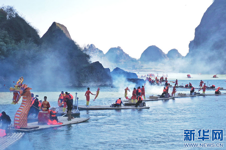 江西龍虎山：“水上長龍”舞動瀘溪河
