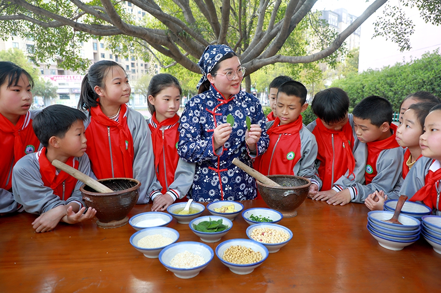 江西全南：“非遺”擂茶進校園
