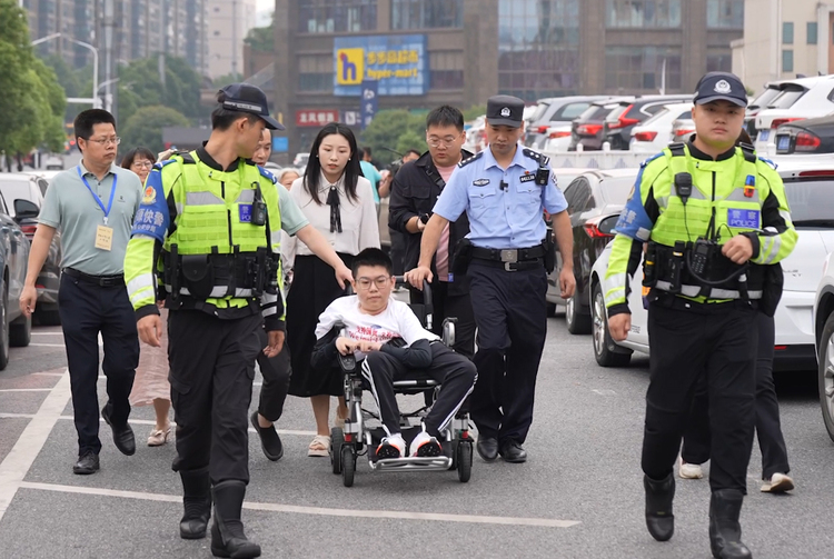 江西萍鄉：“漸凍症”少年逐夢高考_fororder_11