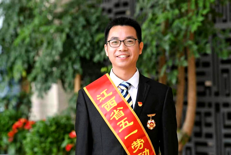 “群眾滿意才是對我最大的肯定”  ——記“江西省五一勞動獎章”獲得者黃賢根_fororder_81