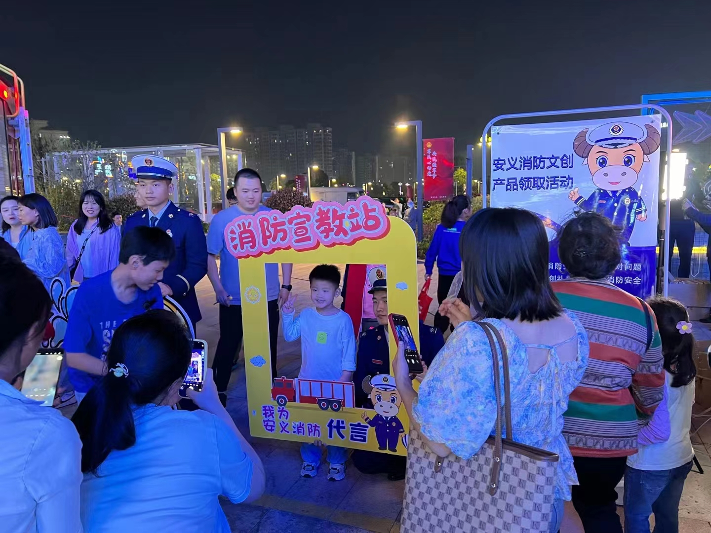 南昌安義縣消防救援大隊消防夜市直播助力“119”消防宣傳月宣傳_fororder_圖片9