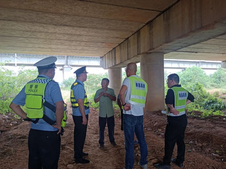 南昌繞城高速公路橋下空間一違章搭建被依法查處_fororder_圖片2