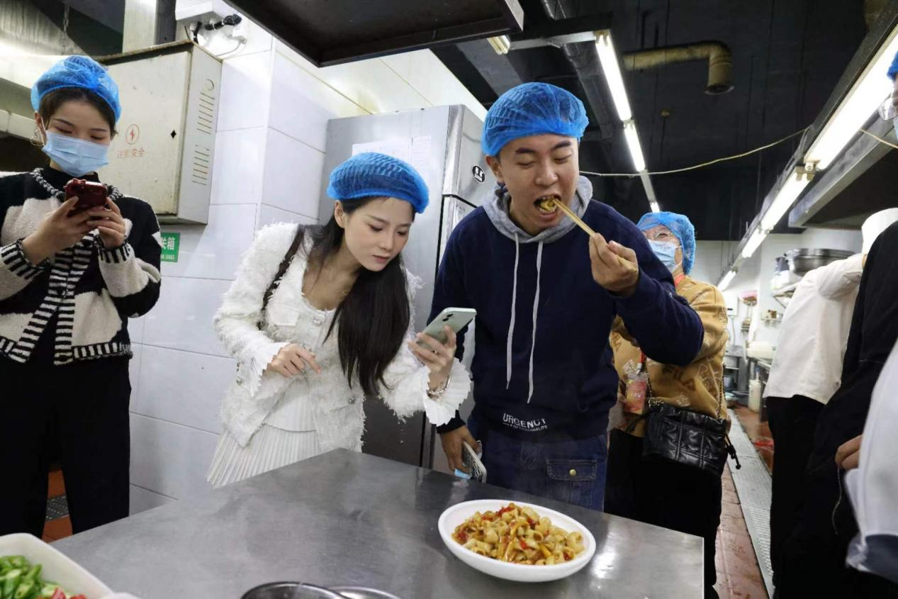 網紅達人團尋味南昌新建：地道客家味 嶺上雞味鮮_fororder_圖片5