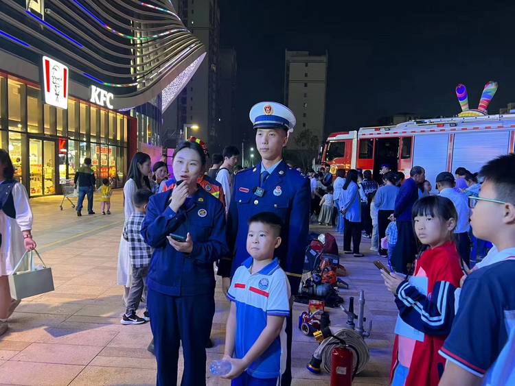 南昌安義縣消防救援大隊消防夜市直播助力“119”消防宣傳月宣傳_fororder_圖片10