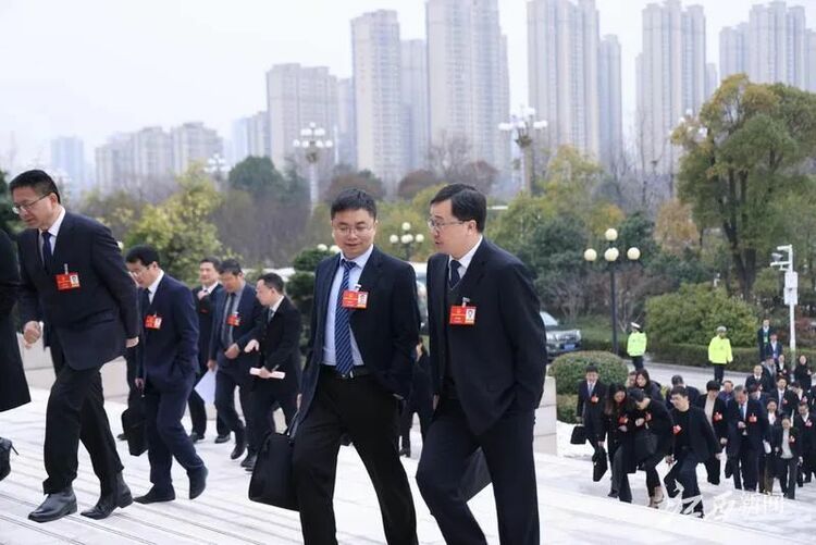 江西省十四屆人大二次會議在南昌勝利閉幕
