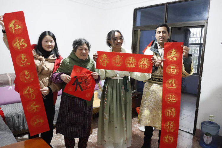 江西工程學院開展2024年“寫春聯 送祝福 外國留學生體驗傳統中國年”文化下鄉活動_fororder_42