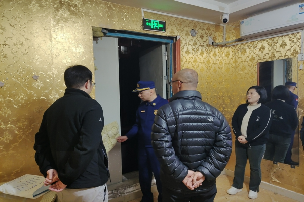 贛州市寧都縣消防救援大隊主官帶隊聯合開展公共娛樂場所消防安全夜查行動_fororder_12