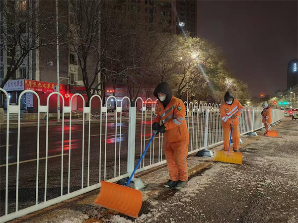 瀋陽鐵西區三千余名環衛工人連夜鏟冰除雪