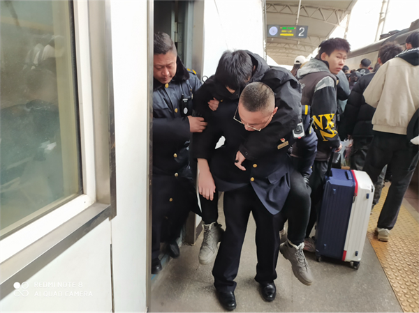 爭分奪秒35分鐘！K190次列車乘務組緊急救助突發疾病旅客_fororder_王江寧列車1