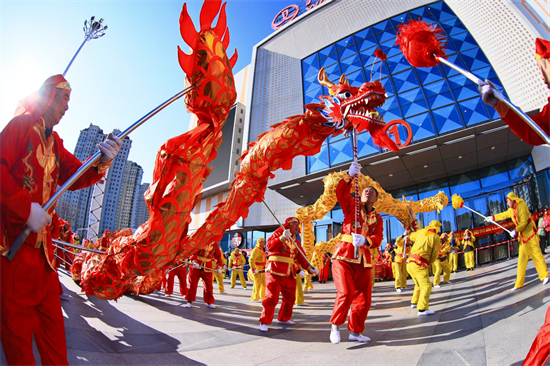 秧歌、高蹺、舞龍舞獅 大連普蘭店區“百花節”巡遊展演精彩紛呈