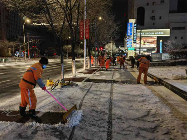 瀋陽鐵西區三千余名環衛工人連夜鏟冰除雪