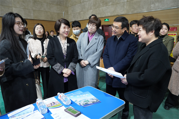 遼寧省2025年女大學生專場招聘會舉辦 近萬崗位助力巾幗逐夢_fororder_婦聯招聘1