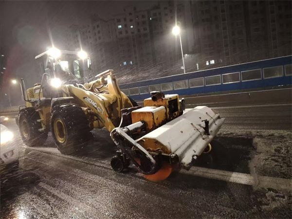 瀋陽鐵西區三千余名環衛工人連夜鏟冰除雪