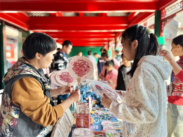 “文旅+非遺” 殘疾人公益文創市集引遊客駐足