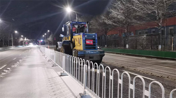 瀋陽鐵西區三千余名環衛工人連夜鏟冰除雪