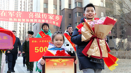 錦州市淩河區人民武裝部向在部隊榮立二等功現役軍人家庭登門報喜和慰問