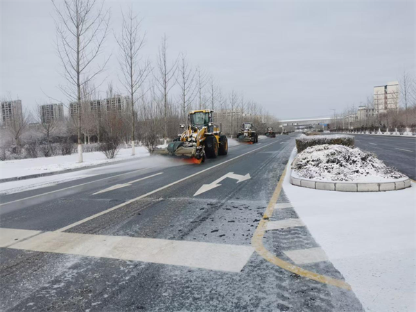 瀋陽鐵西區三千余名環衛工人連夜鏟冰除雪