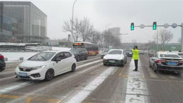 初雪至 瀋陽公安交警全員上崗保障出行平安