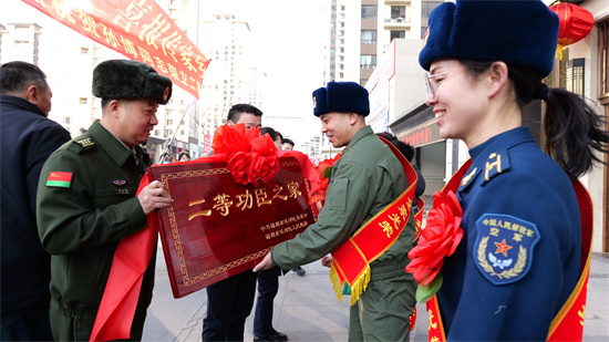 錦州市淩河區人民武裝部向在部隊榮立二等功現役軍人家庭登門報喜和慰問