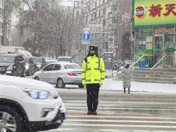 初雪至 瀋陽公安交警全員上崗保障出行平安