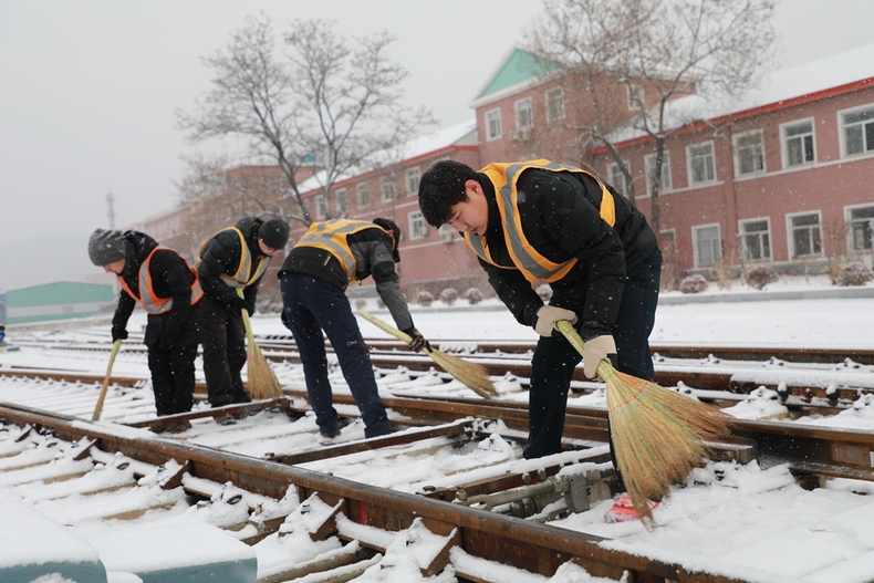 中國鐵路瀋陽局集團有限公司職工浴“雪”奮戰暢通春運路