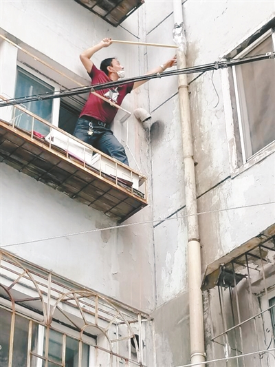 爬花臺 接水管 社區幹部修好漏水 居民安度雨夜