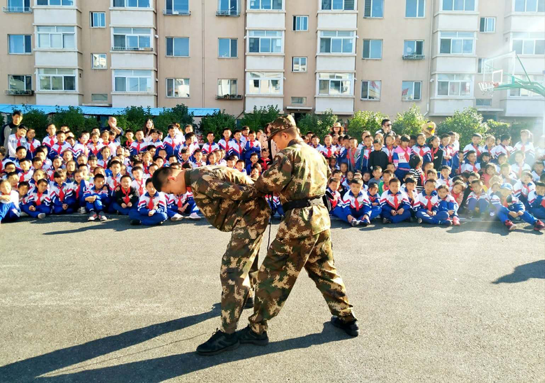 遼寧東港市200余名小學生走進新港邊防派出所體驗官兵生活