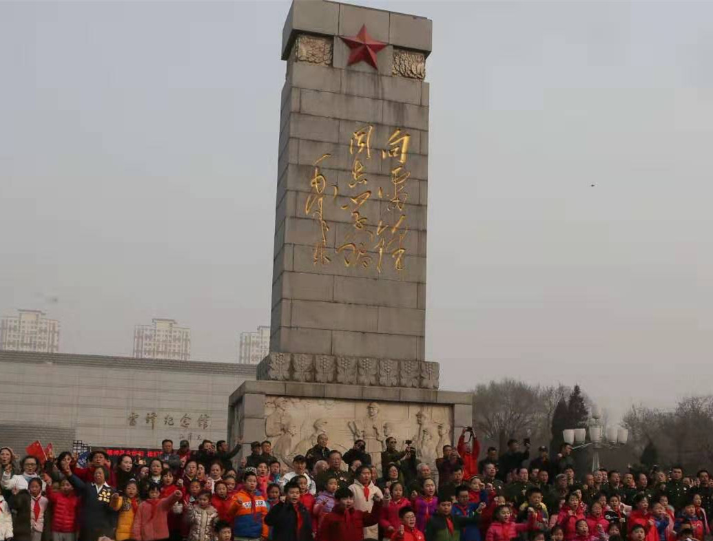 撫順市近萬名群眾廣場合唱“接過雷鋒的槍”