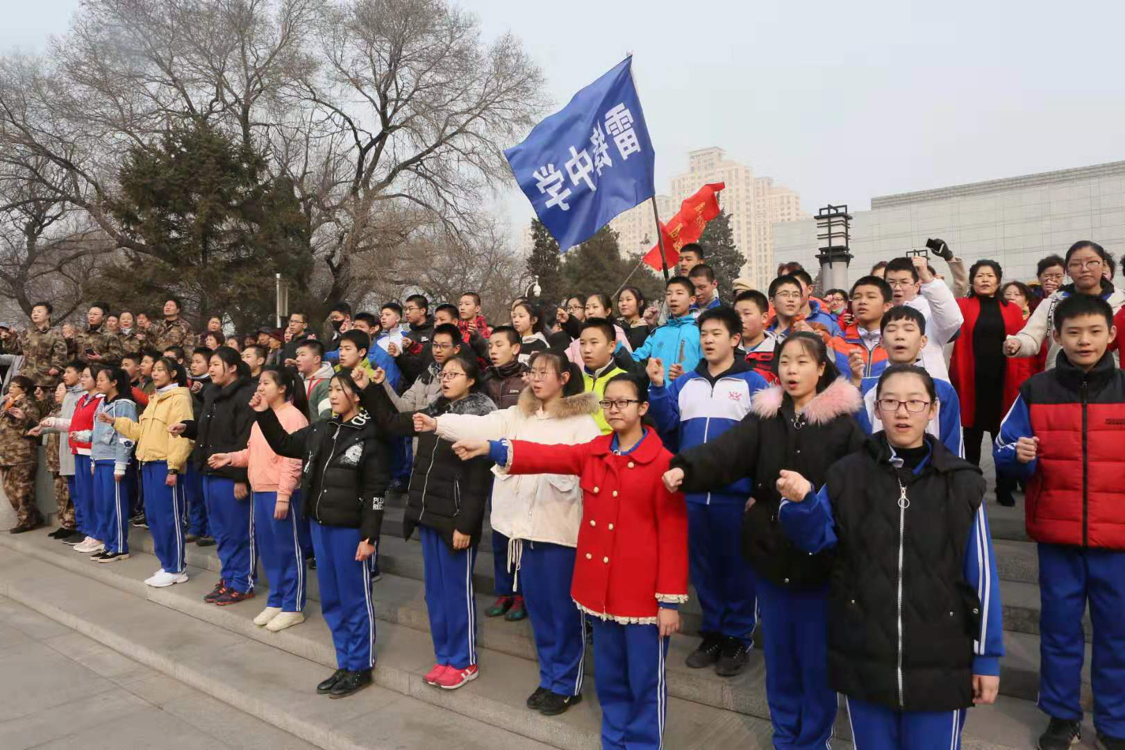 撫順市近萬名群眾廣場合唱“接過雷鋒的槍”